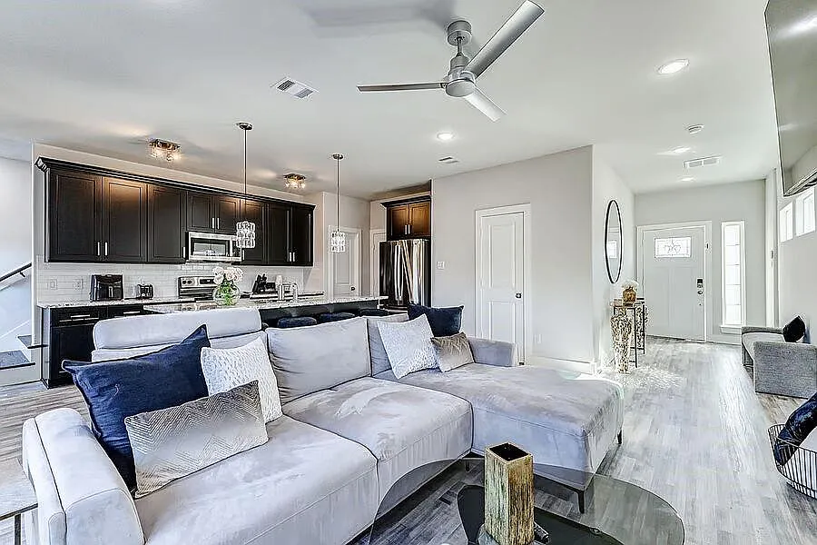 3 bed, 2.5 bath, $2,500 — Photo 4
