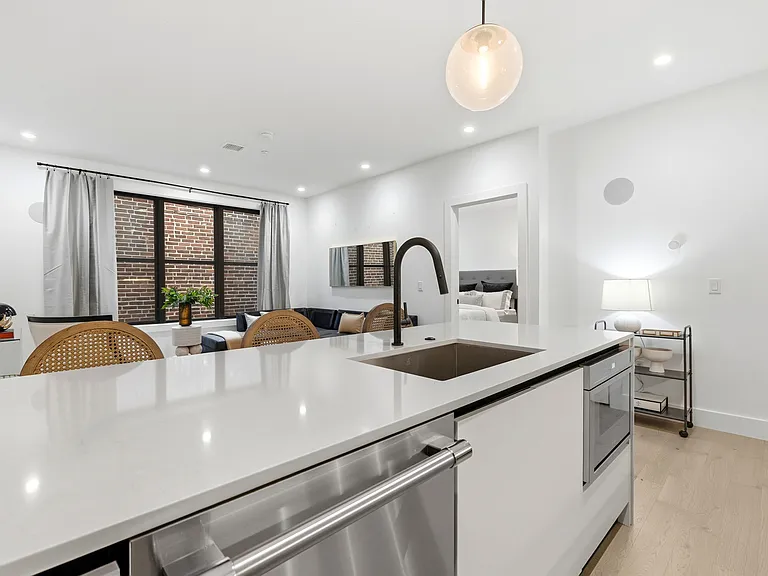 472 W Broadway #202 — Photo 11