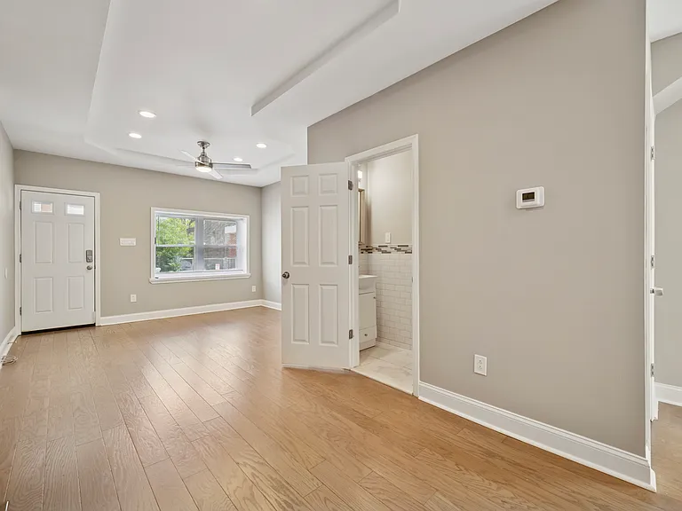 2354 Duncan St — Photo 4
