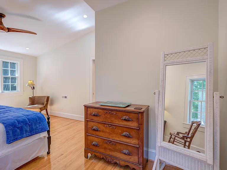 Upstairs bedroom.