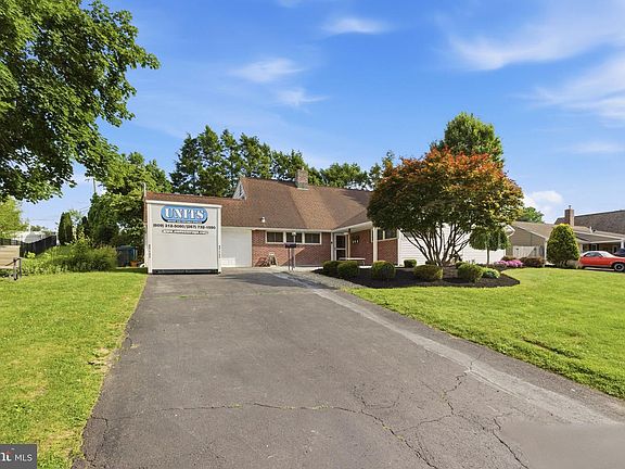 5th image of 78 Forsythia Dr N