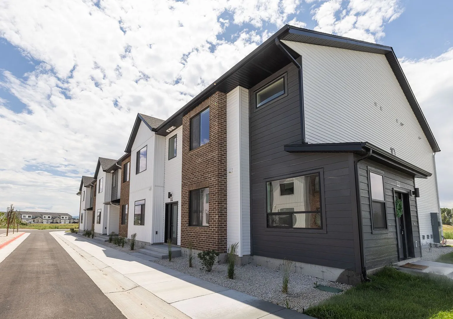 Brand New Townhome In Sugar City 3 Bed 2.5 Bath And 2 Stall Garage. — Photo 2