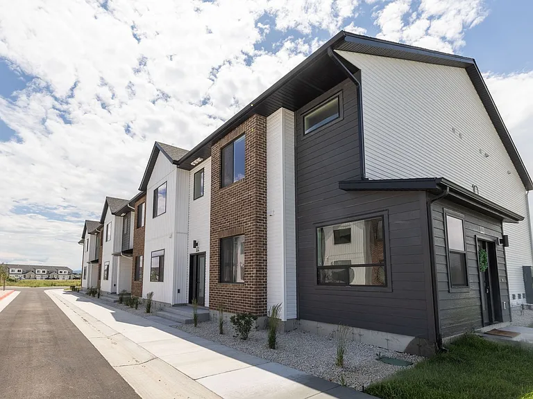 455 Blue Spruce — Photo 3
