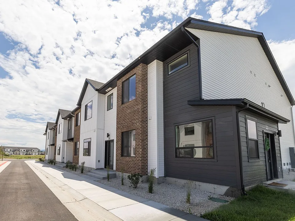 455 S Blue Spruce Ave #1016
