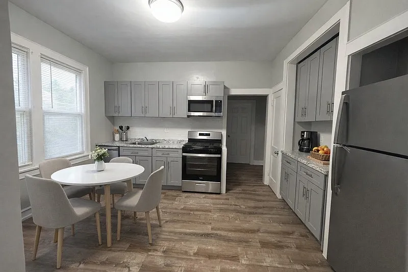Building Photo - 100-102 Grand Ave #1L