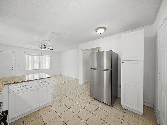 5th image of 421 NE 26th Ct