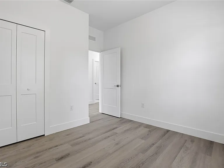 721 Ivan Ave S — Photo 16