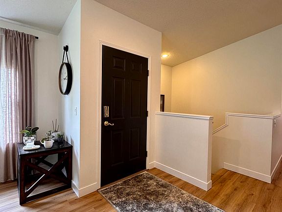 2nd image of 1123 Hawthorn Rdg