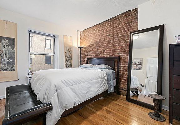 3rd image of 12 W 76th St