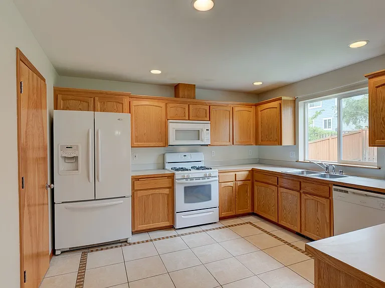 1730 NW Almond Loop — Photo 2
