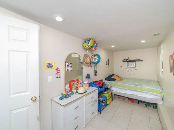 4930 W School St, Chicago, IL 60641