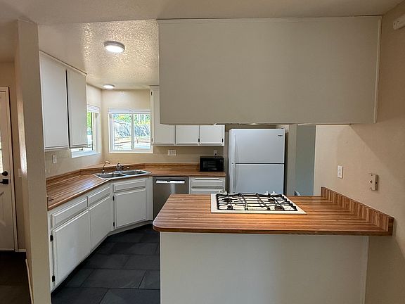 3rd image of 985 N Main Ave
