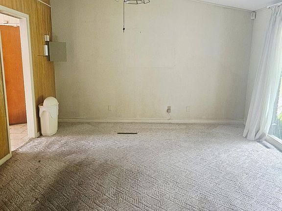 5th image of 221 Beverly Dr