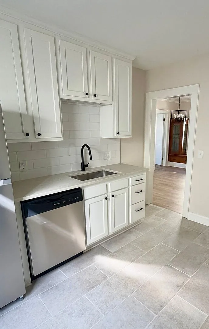 1646 Grace Ave — Photo 4