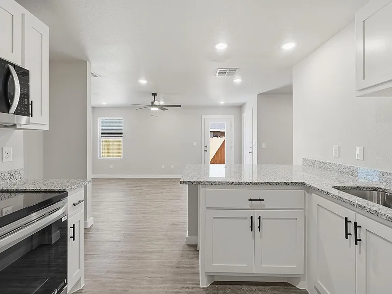 2838 Glennster St — Photo 11