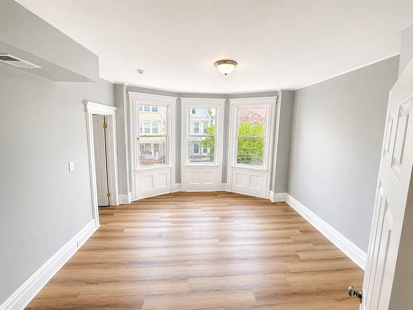 3 bed, 1100 sqft, $2,250 — Photo 2