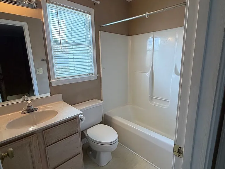 2076 Howlong Ave — Photo 17