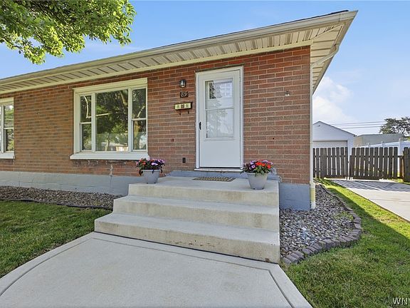 3rd image of 85 Emerson Dr