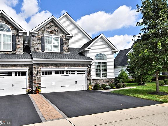 5th image of 62 Hillyer Ln