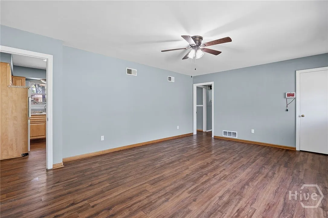 3 bed, 1.5 bath, 1638 sqft, $2,000 — Photo 4