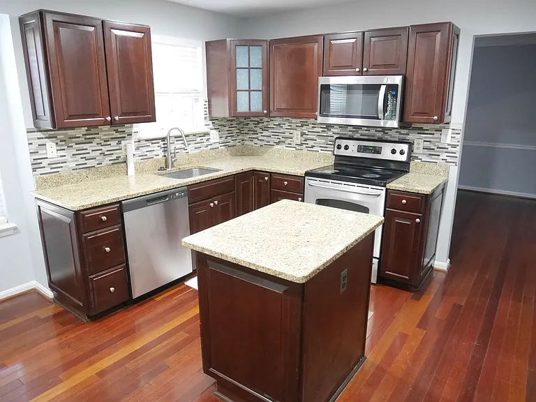 13706 Primrose Ct — Photo 3