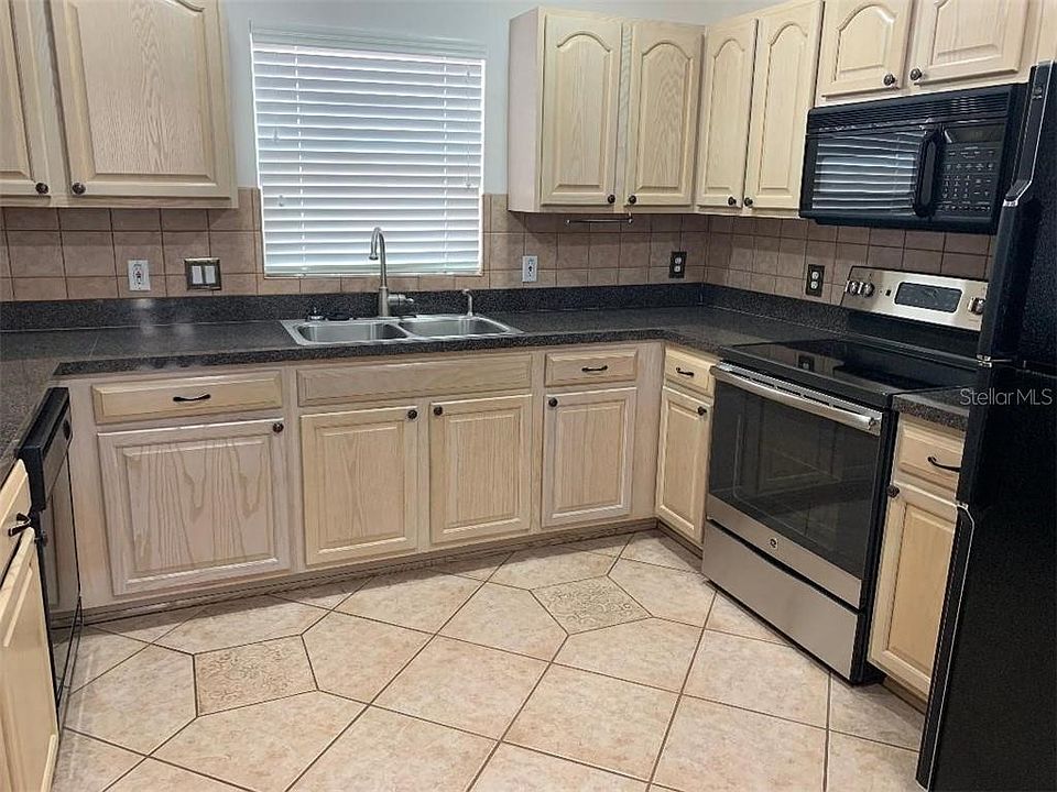 2nd image of 609 Enconto St