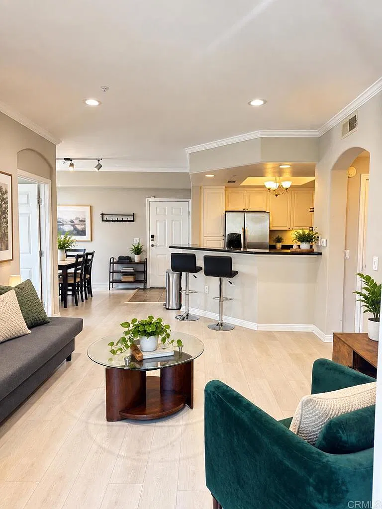 2 bed, 850 sqft, $3,300 — Photo 1