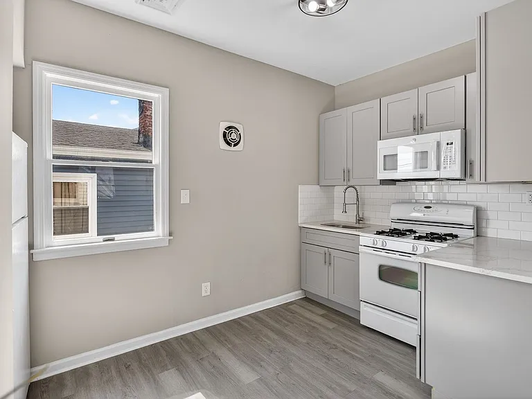 378 Grand St — Photo 8