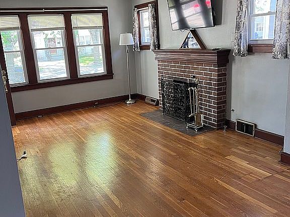 3rd image of 824 E 23rd Ave