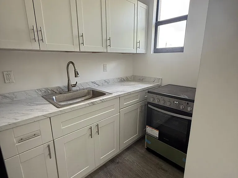 Studio from $1,500/mo & 1/1 from $1,600/mo, newly renovated/Estudio desde $1,500/mes y 1/1 desde ... — Photo 2