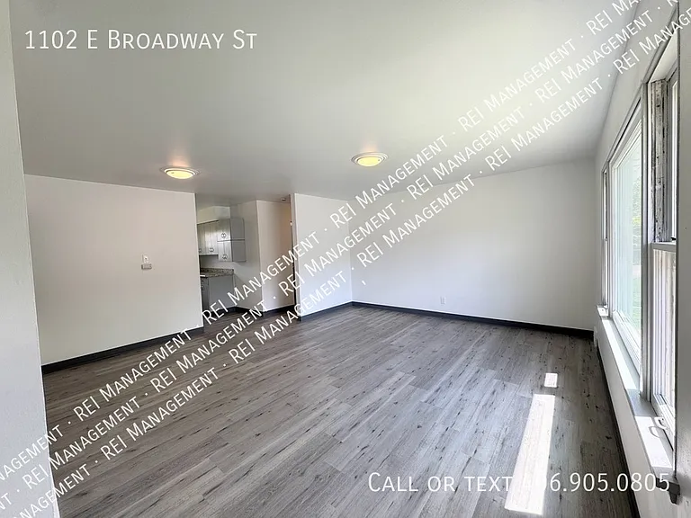 1102 E Broadway St — Photo 6