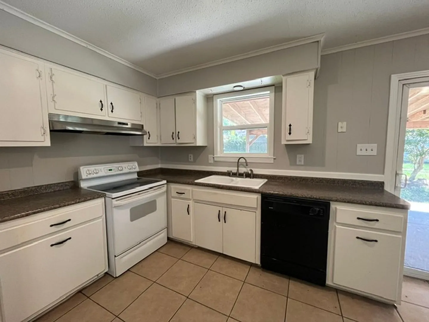 Renovated 3 Bedroom 1 Bath Home for Rent! — Photo 4