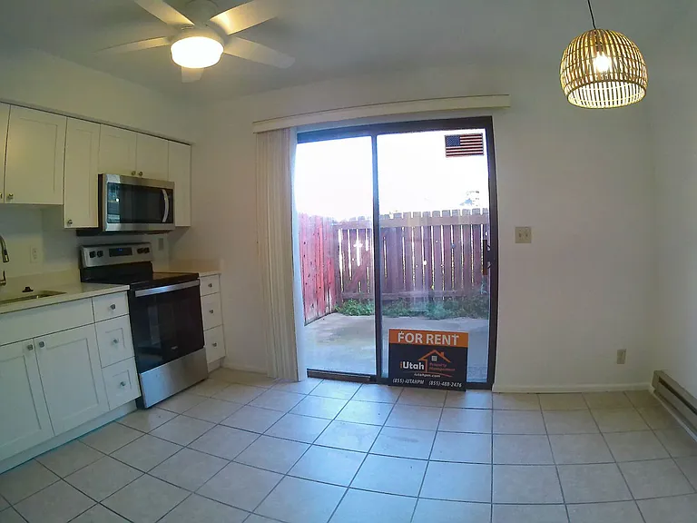 870 N Jackson Ave — Photo 12