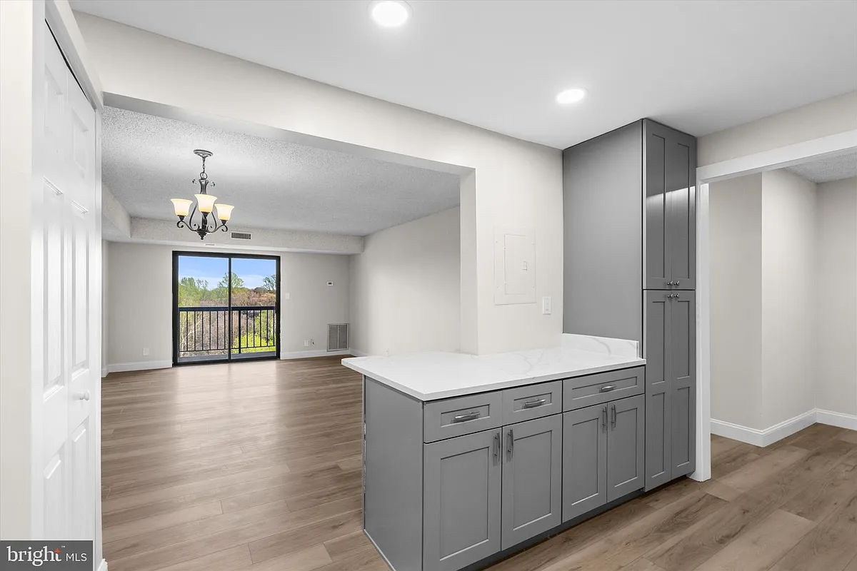 Building Photo - 3800 Powell Ln #905