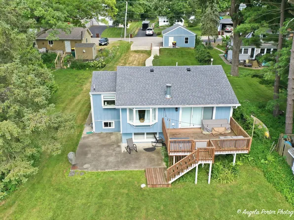 4813 Wildwood Dr, McHenry, IL 60051