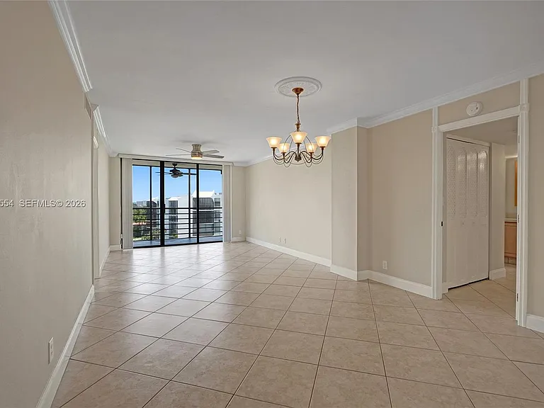 20400 W Country Club Dr #812 — Photo 8