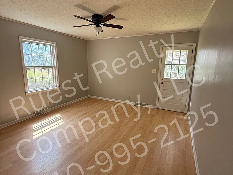 401 Dogwood Ln — Photo 4