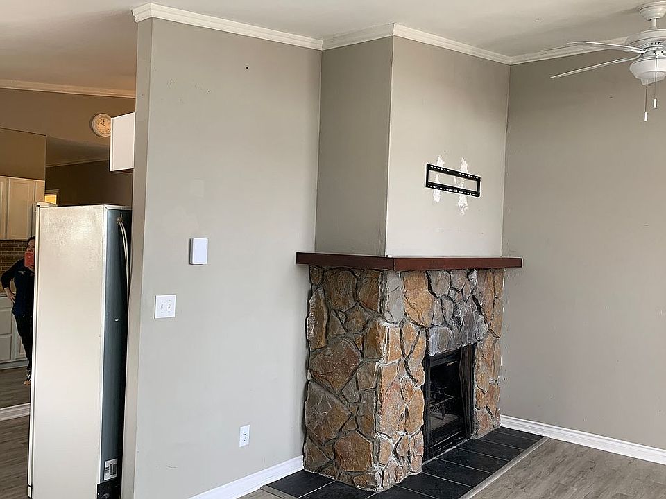 Living room (from entry)