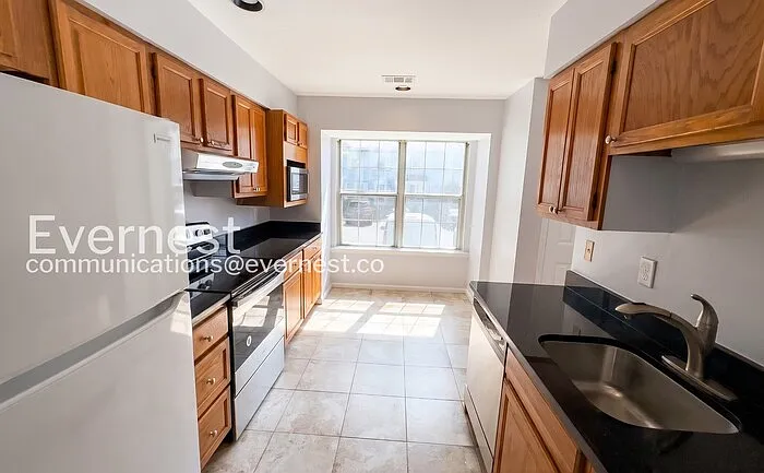 3 bed, 1.5 bath, 1800 sqft, $2,995 — Photo 4