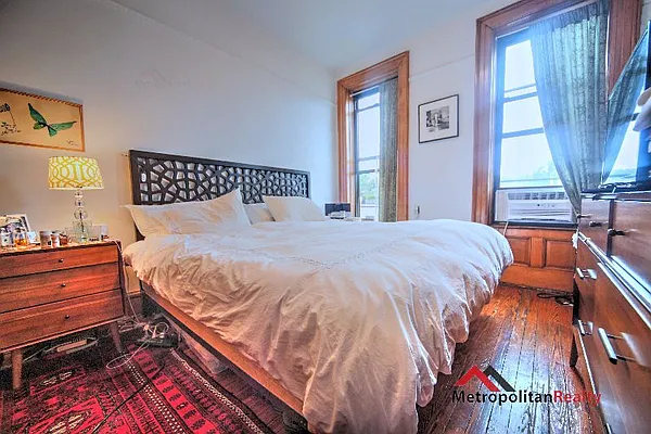 Rented by Metropolitan Realty | media 8