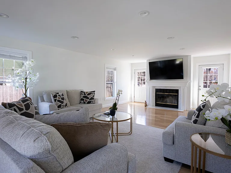 16 Hollyoak Ave — Photo 7