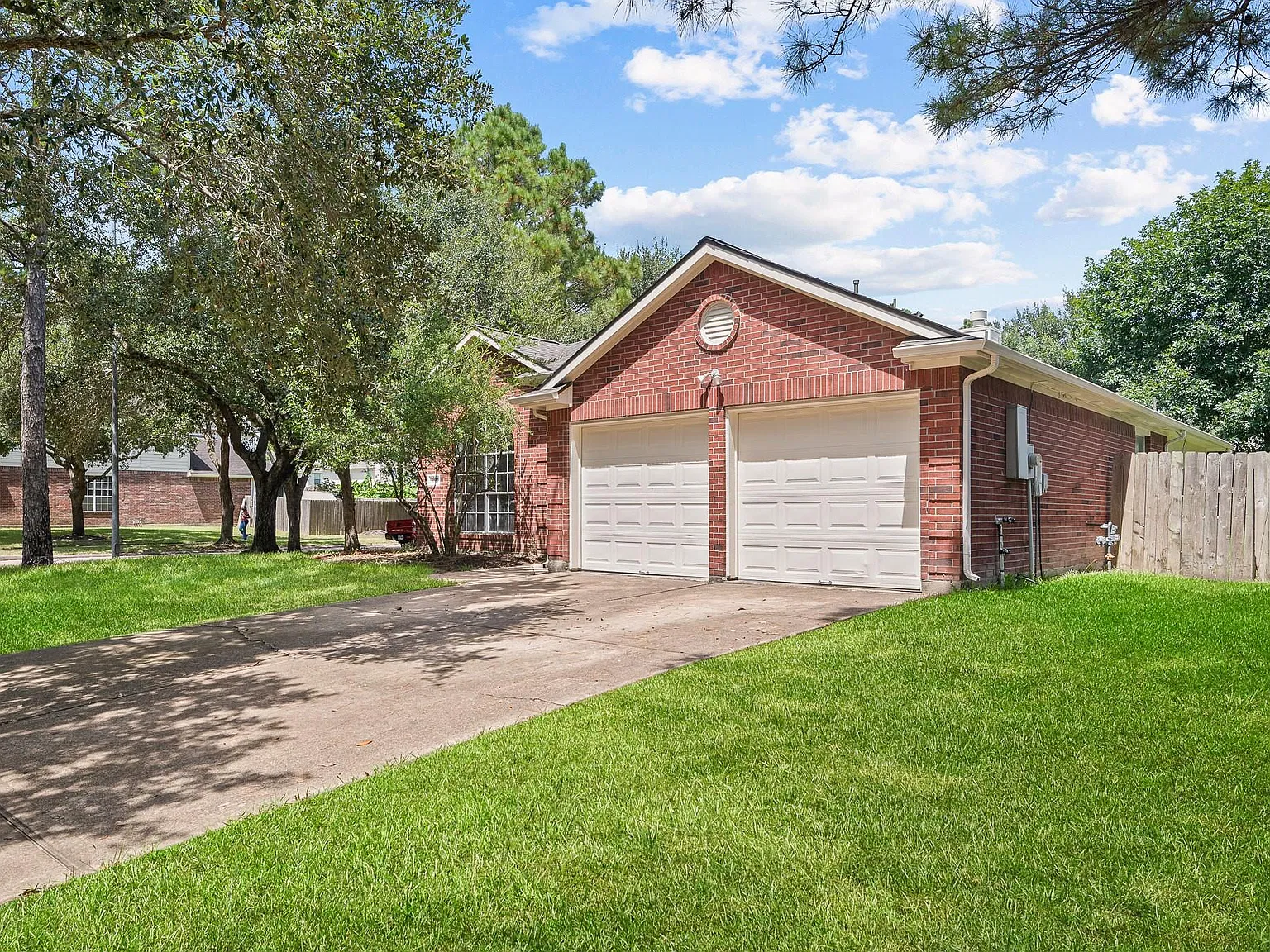 3 bed, 2.0 bath, 1858 sqft, $2,050 — Photo 3
