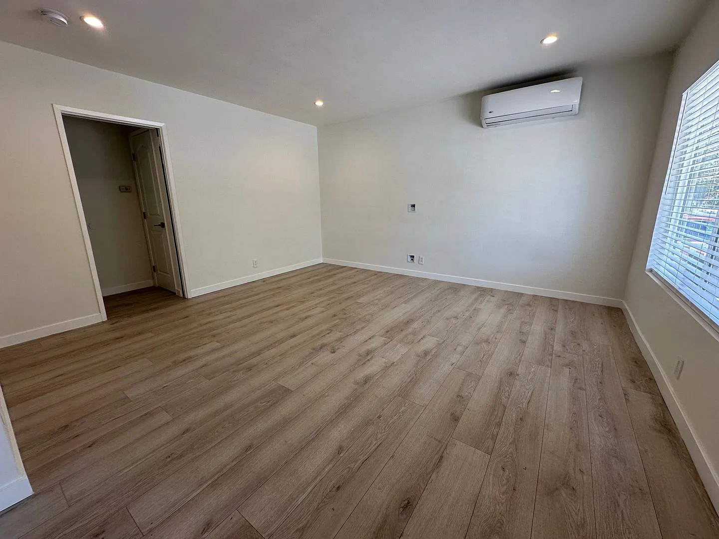 House with Mother-in-Law Suite in Canoga Park — Photo 3