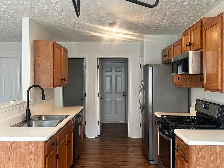 2065 Manhattan Pkwy — Photo 10