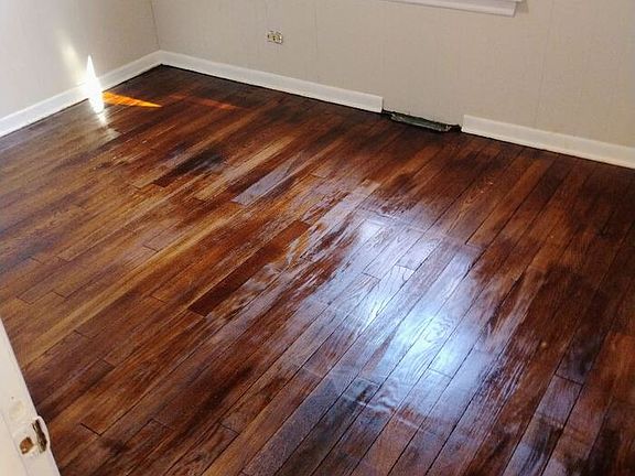 3rd image of 910 E 48th Pl