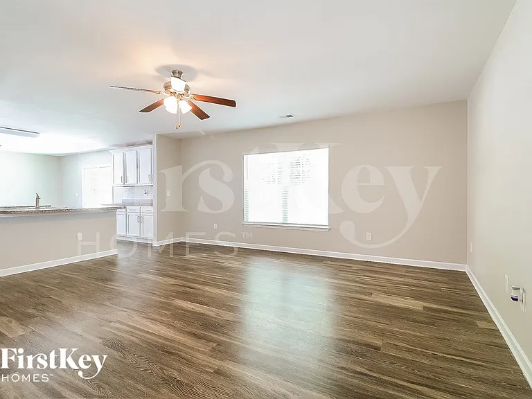 310 Sawyer Ln — Photo 4