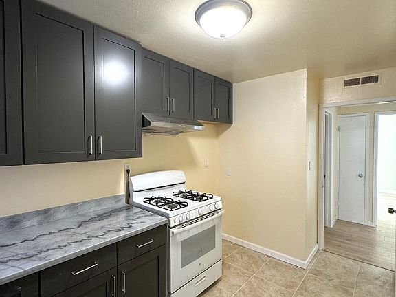 2nd image of 32 Wentworth Pl #2