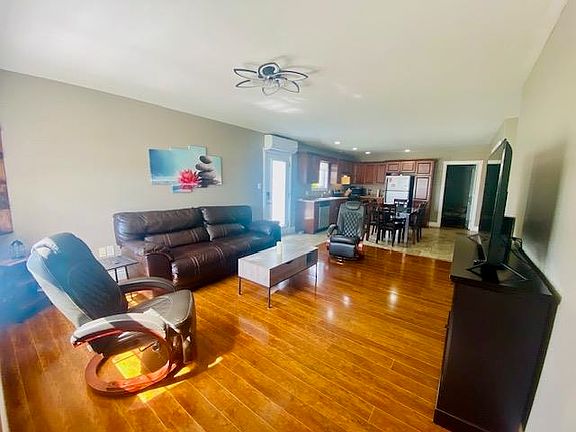 5th image of 35 Parkman Dr