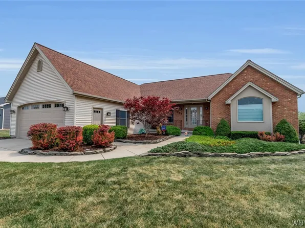 3921 Wildwing Dr, North Tonawanda, NY 14120