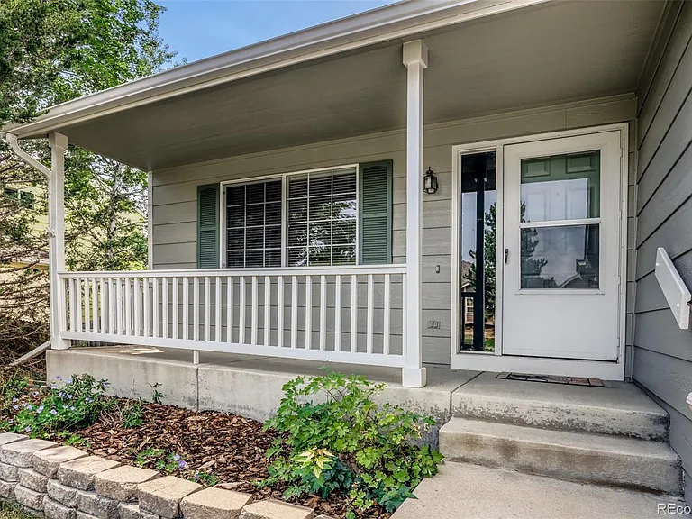 1633 Deerwood Dr — Photo 2